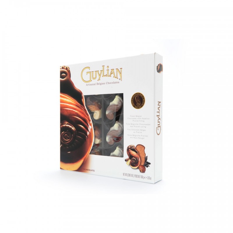 Gros plan de la boîte de chocolat belge Guylian sur un blanc